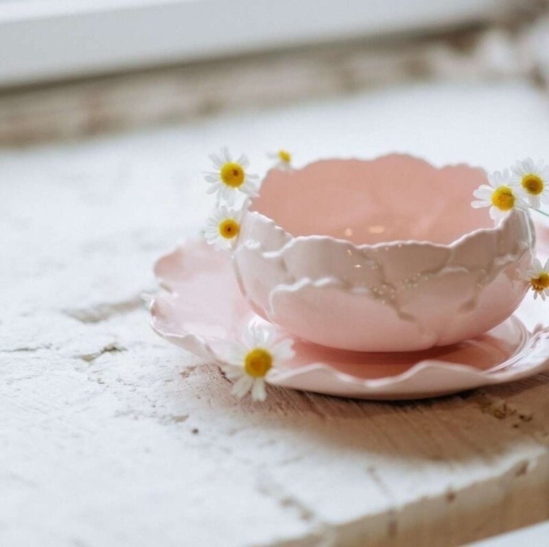 Девушка Саша делает «цветочную» керамику – получается нежно и стильно. Покажу ее работы, которые меня особенно восхитили