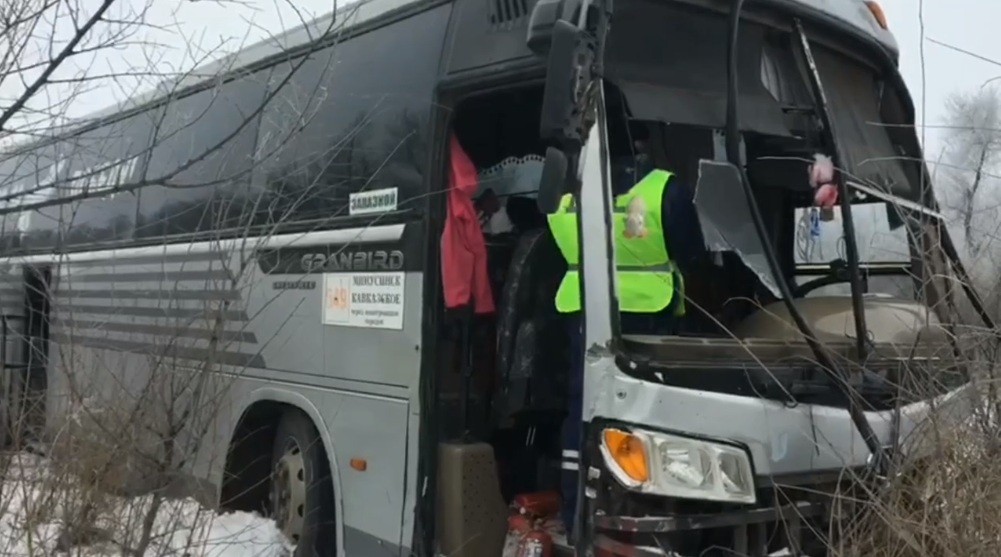 Автобусы минусинск. Авария автобуса в Минусинске. Автобус 12 авария Красноярск. ДТП на Красноярской трассе автобус.