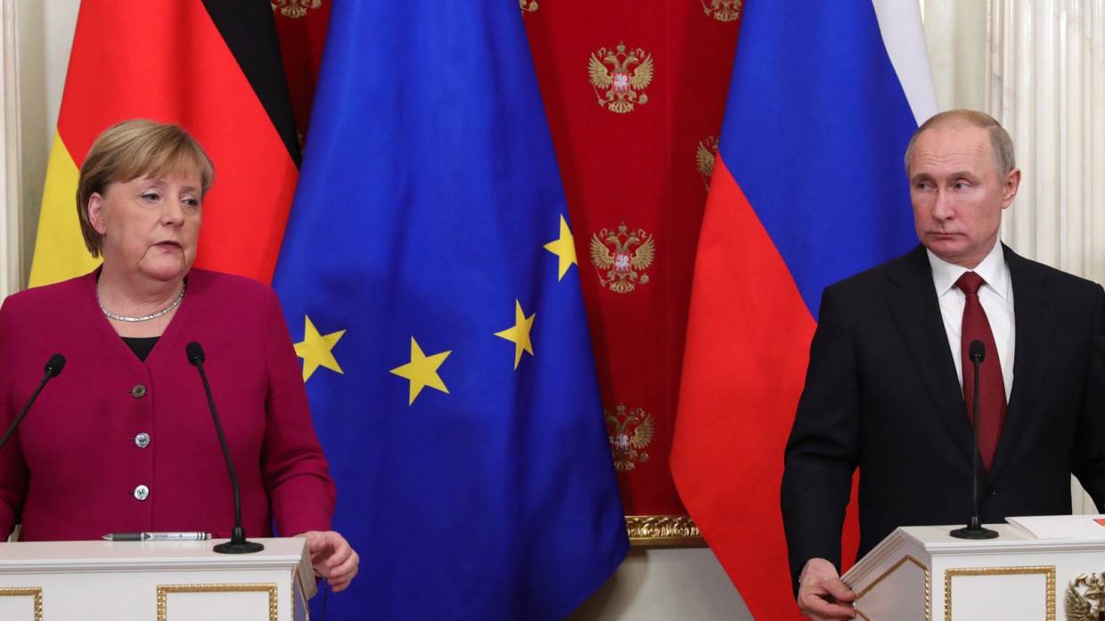 Путин пообещал продолжить дружеское общение с Меркель