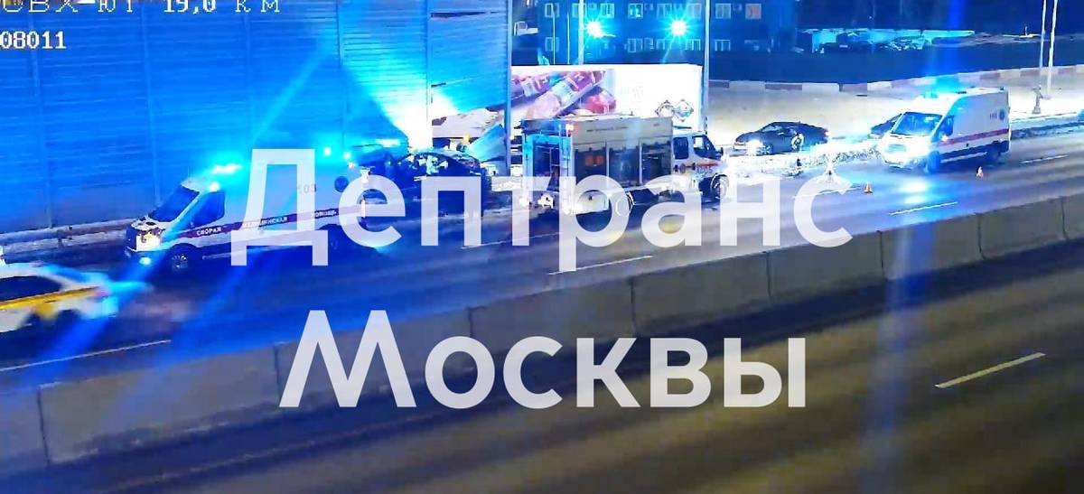 Автомобиль врезался в ограждение на СВХ в Москве