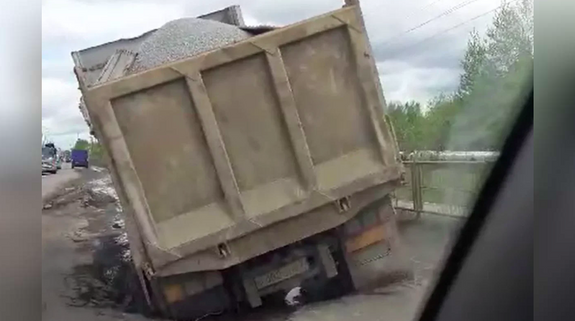 В Хабаровске грузовик рухнул под асфальт