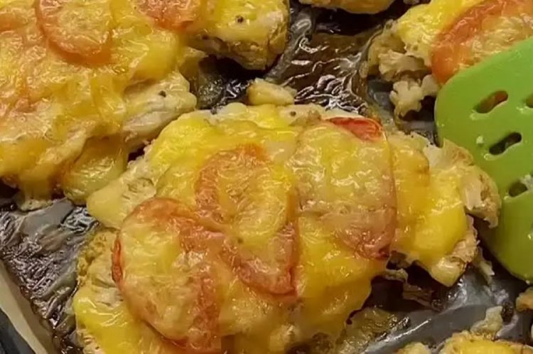 Стейки из цветной капусты с курицей и помидорами