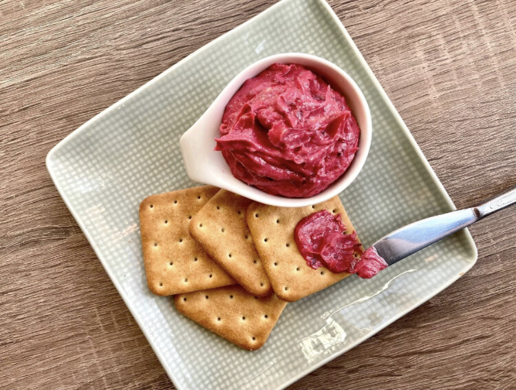 Это идеальный продукт к завтраку — яркий и очень вкусный. Бывает масло чесночное, зеленое, а я хочу предложить вот такое красивое — десертное.-4