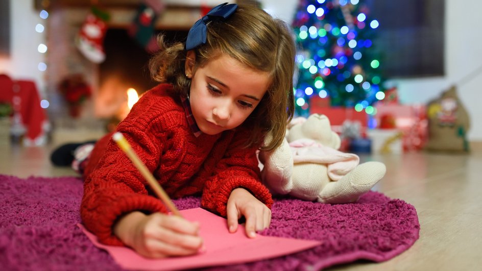 Девочка пишет письмо Деду Морозу Девочка пишет письмо Деду Морозу