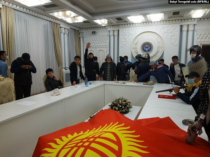 В Бишкеке захватили здание правительства Киргизии В Бишкеке захватили здание правительства Киргизии