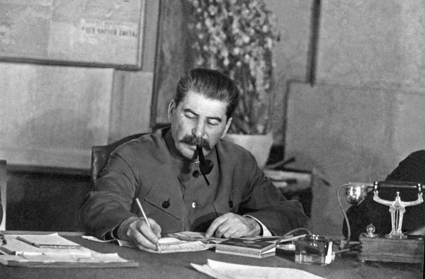 В России оценили вклад Сталина в победу над нацистской Германией
