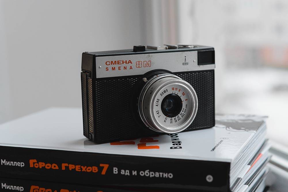 «Смена-8М» — хорошая альтернатива мыльницам. Самый массовый фотоаппарат, выпущенный в СССР. Плюс на нем можно делать двойную экспозицию — снимать на один и тот&nbsp;же участок пленки дважды
