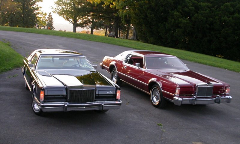 Lincoln Continental Mark V (1979) и Lincoln Continental Mark IV (1976) почти неотличимы с такого ракурса Continental, lincoln, американский автопром