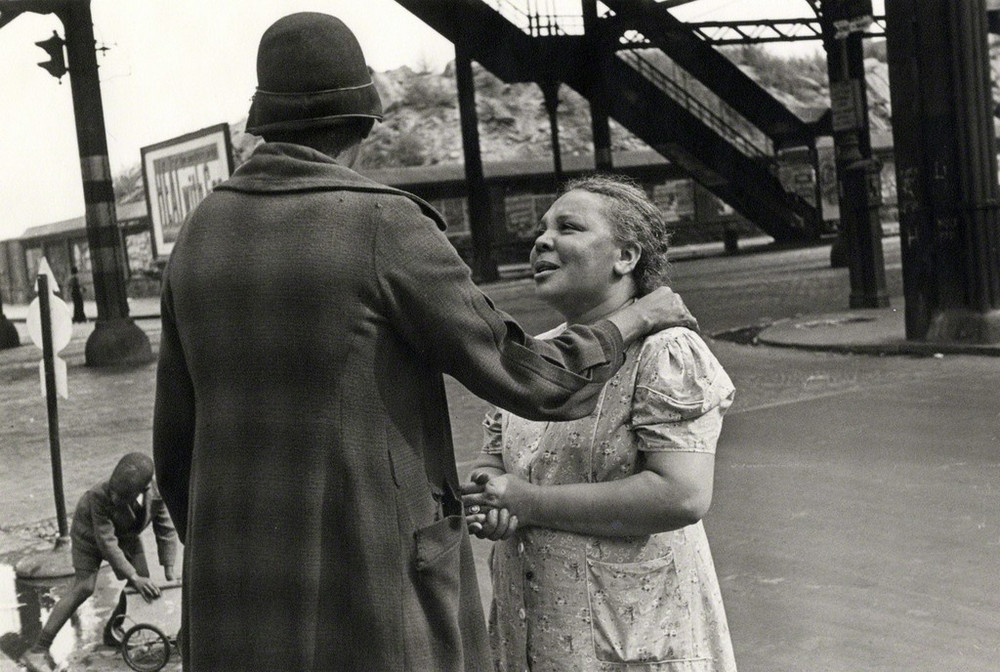 Уличная жизнь Нью-Йорка с 1930-х до 80-х годов в фотографиях Элен Левитт 45