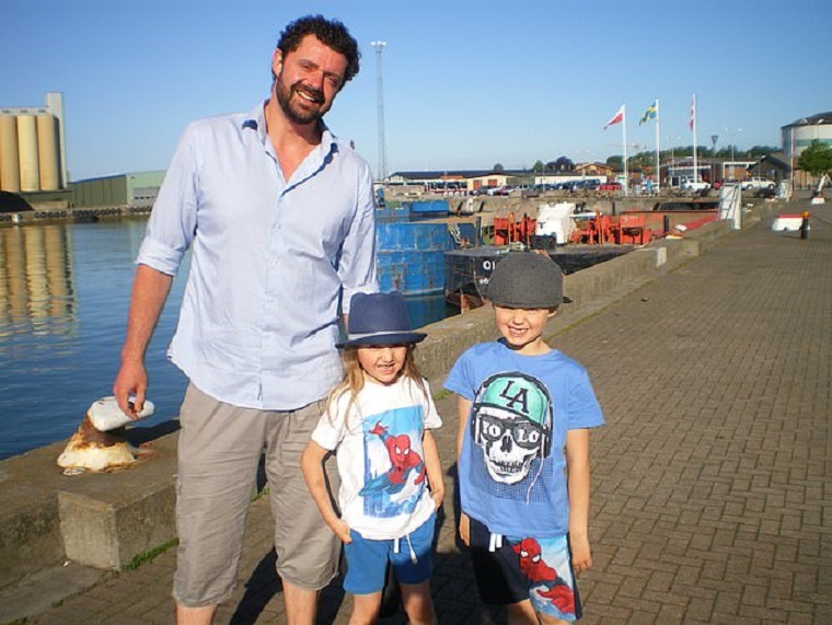 Девушка влюбилась в бомжа, проживающего под кустом — судьба сложилась неожиданным образом Девушка влюбилась в бомжа, проживающего под кустом — судьба сложилась неожиданным образом не всё так грустно