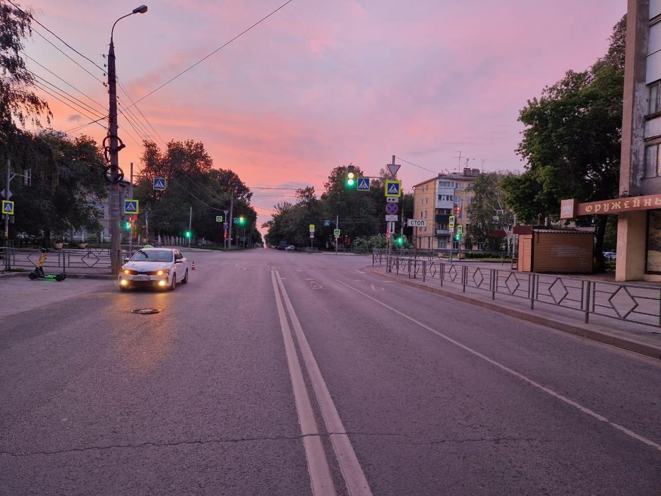 На пешеходном переходе в Самаре сбит мужчина на электросамокате