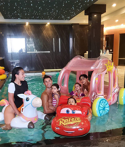 Криштиану Роналду и Джорджина Родригес устроили тематическую вечеринку на день рождения детей футболиста Звездные дети