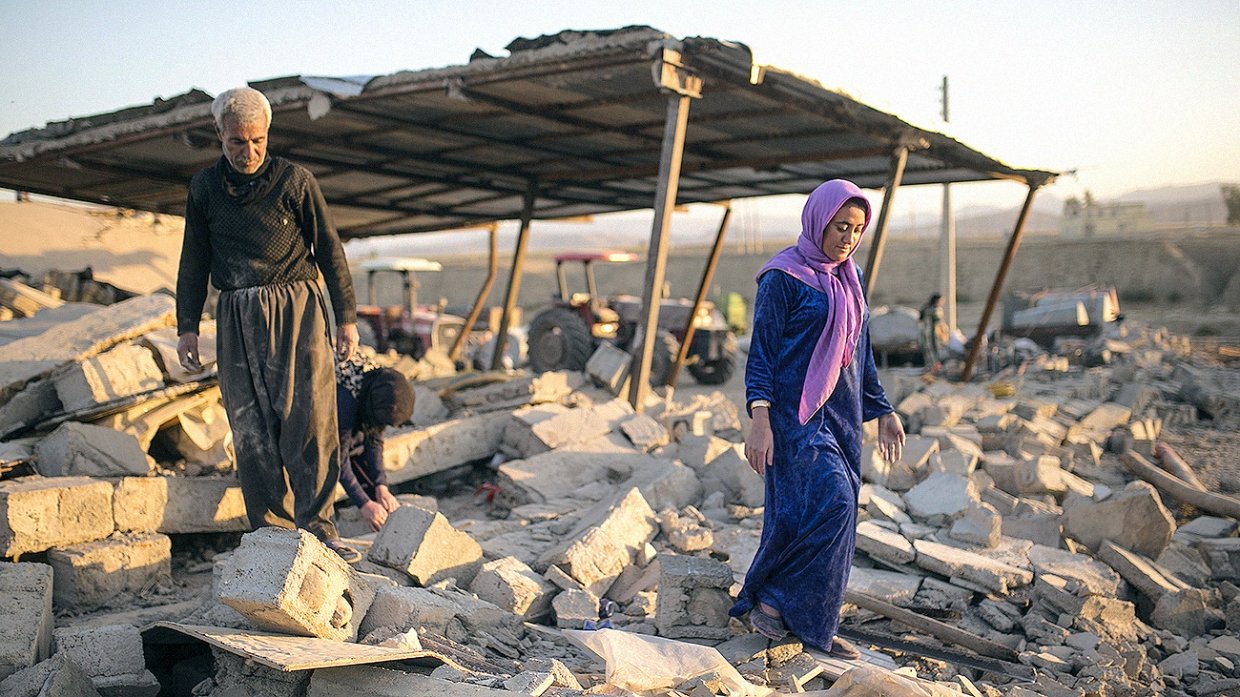"Счастливые" жители освобожденного Ирака на развалинах своего дома