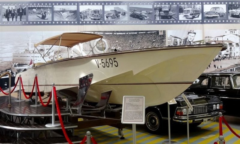 Советский катер "Волга" на подводных крыльях 