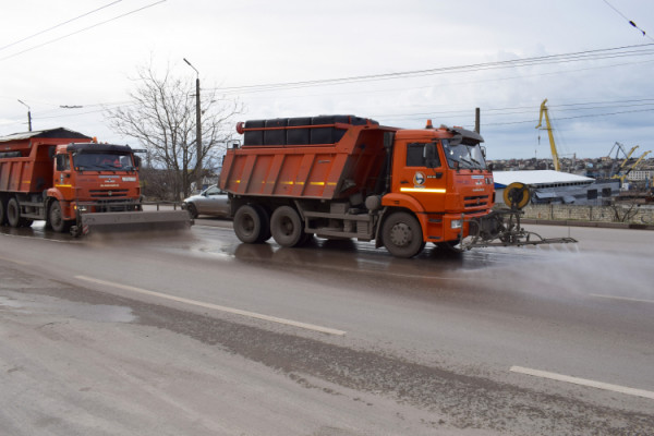 Автодороги Севастополя очищают от противогололедной смеси