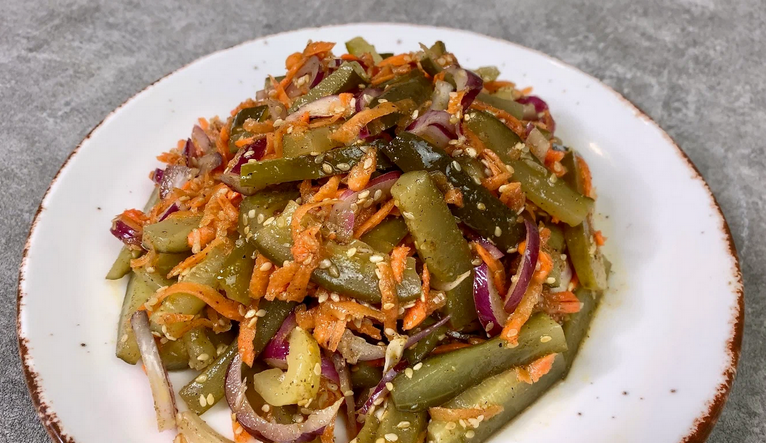 Беру маринованные огурцы и готовлю потрясающий САЛАТ: просто, быстро, и все продукты доступные (без майонеза)