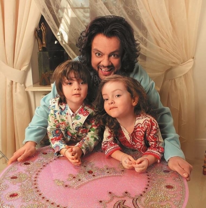  Филипп Киркоров с детьми. / Фото: www.znamenita.ru