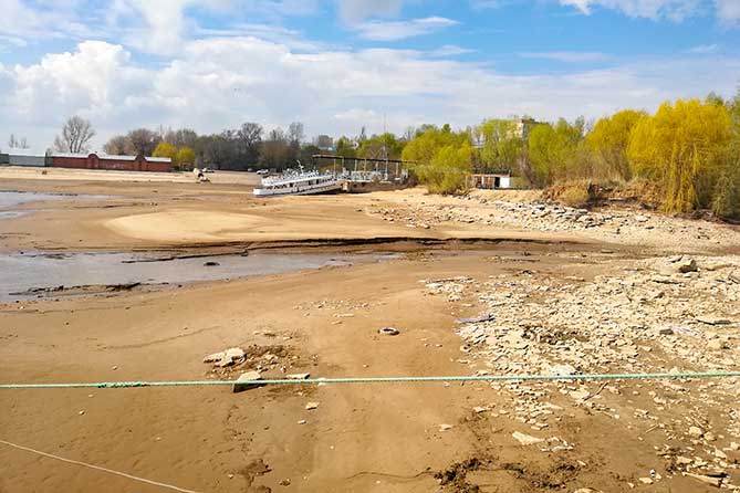 вода в волге ушла далеко от берега