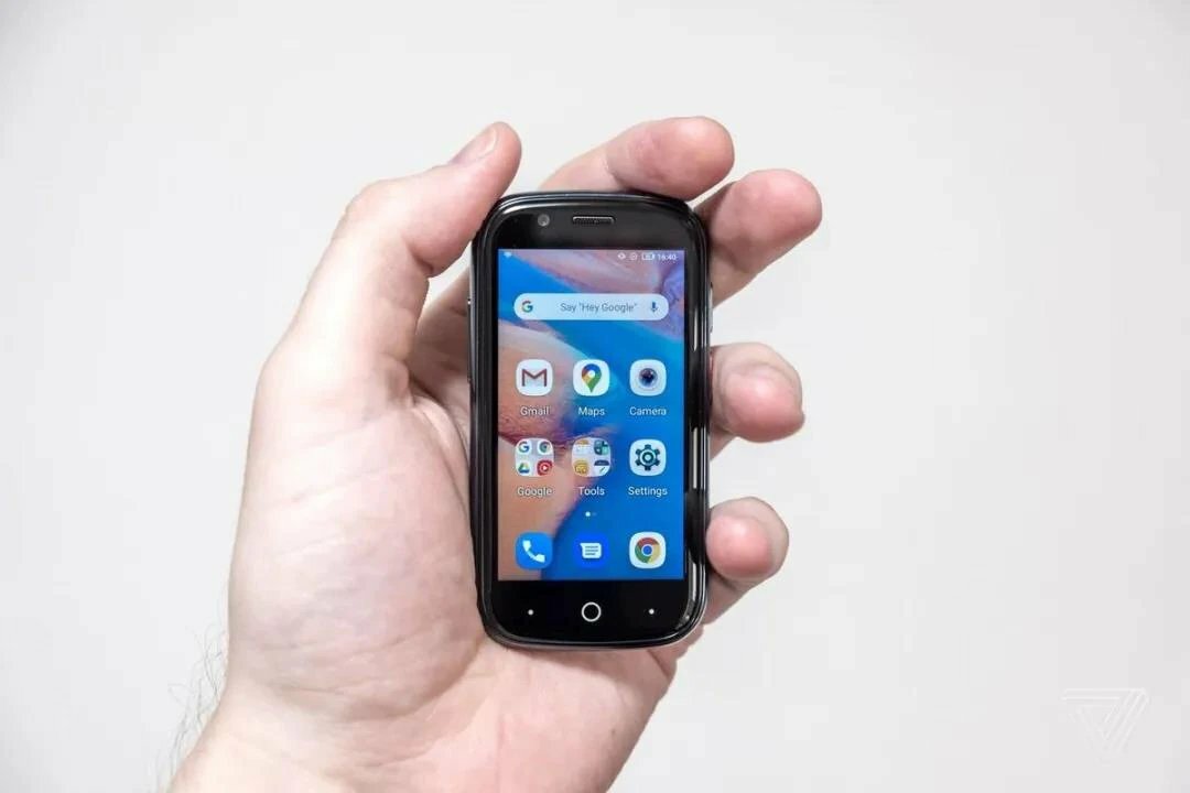 Узнайте, что умеет самый маленький в мире смартфон на Android 10 и сколько он стоит