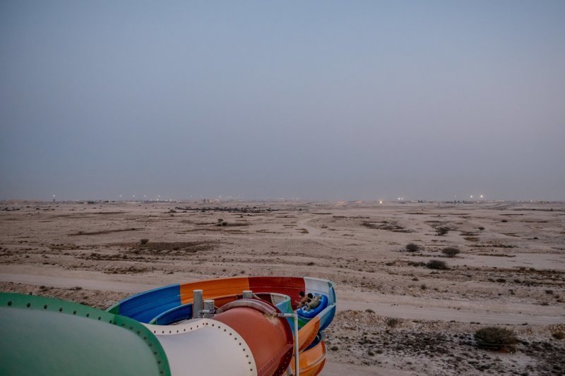 Аквапарк в Дохе с видом на американскую военную базу "Аль-Удейд" арабские страны, ближний восток, в мире, катар, кризис, политика, факты, фото