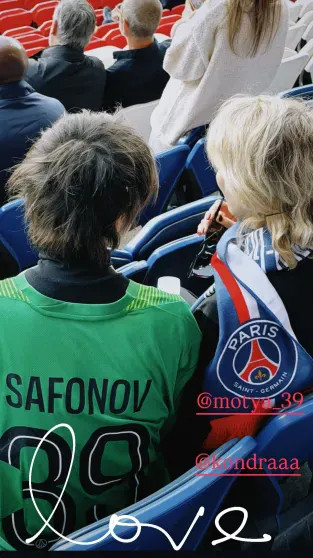 Земфира* и Рената Литвинова посетили футбольный матч и поболели за российского вратаря Матвея Сафонова Рената, Литвинова, Земфира, актриса, подруги, Ренаты, открыто, позицию, Париж, происходящего, озвучивала, против, выступила, публично, границей, Певица, тогда, военной, переехали, операции