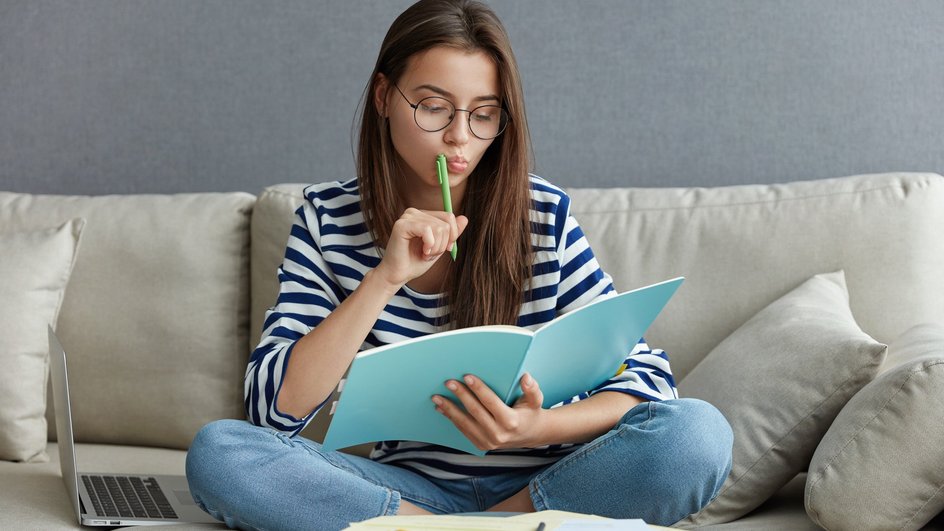 Школьница готовится к экзаменам