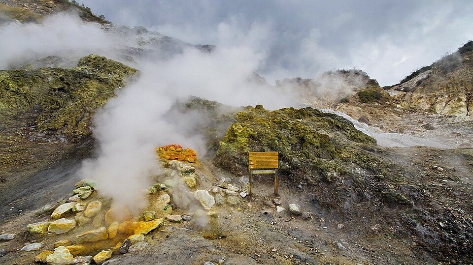 Вулкан Сольфатара бездействует с 1198 года.