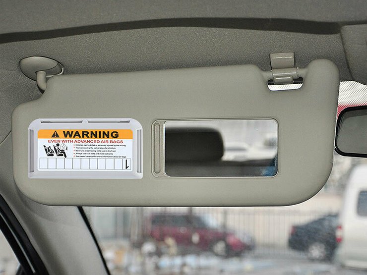 Зачем некоторые водители постоянно ездят с опущенными противосолнечными козырьками