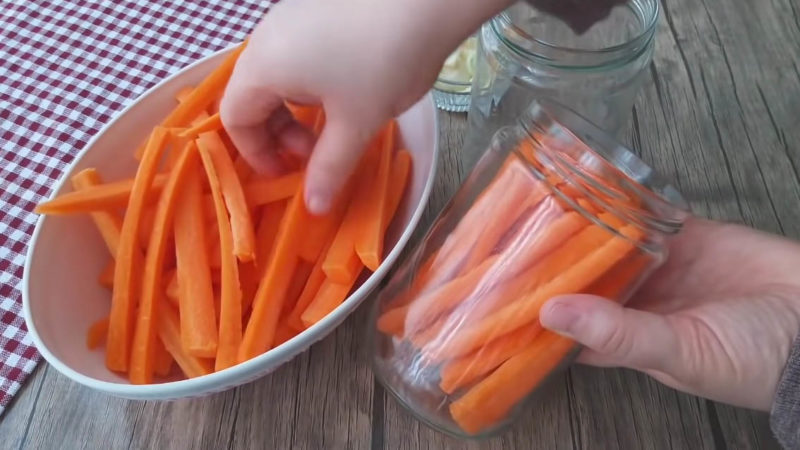 Поместите морковку в банку и получите шикарную закуску заготовки,закуски