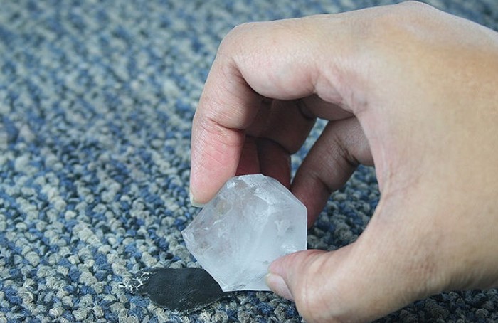 Заморозка - эффективное средство против пластилина с воском или парафином / Фото: uborkasam.com