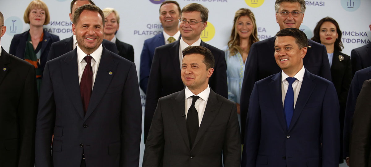 Те потенциальные голоса, которые теряет президент Украины Владимир Зеленский из-за падения рейтинга, переходят к...