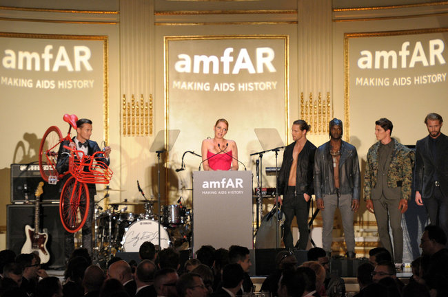 В розовом цвете: Ума Турман на красной дорожке гала-вечера «amfAR 2013»