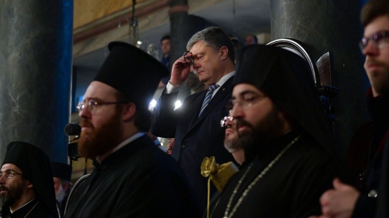 На Украине разразился скандал из-за фото священника на билборде Порошенко 