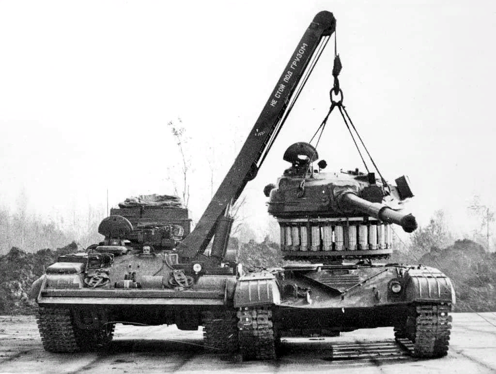  Начнём с того, что танки СССР, начиная с Т-64 получили абсолютно одинаковый погон башни диаметром 3 590 мм.-2
