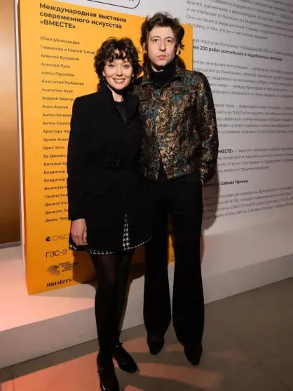 Андрей Малахов, Юрий Колокольников с женой, Антон Беляев, Алёна Долецкая и Елизавета Лихачёва посетили арт-выставку 