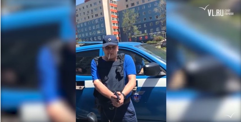Сотрудники «Спецсвязи» грозились застрелить водителя из-за того, что он их "подрезал" авто, видео