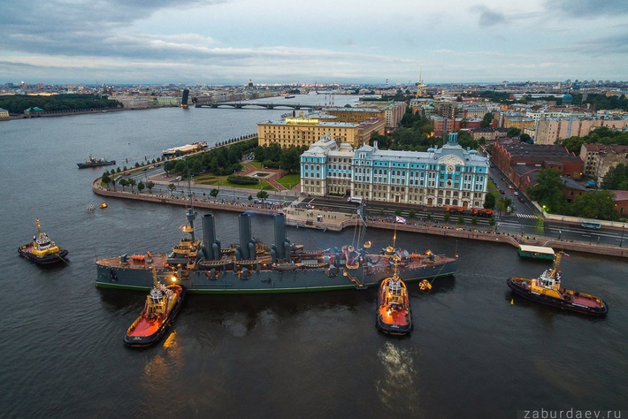 «Аврора» вернулась после ремонта к месту стоянки у Петроградской набережной