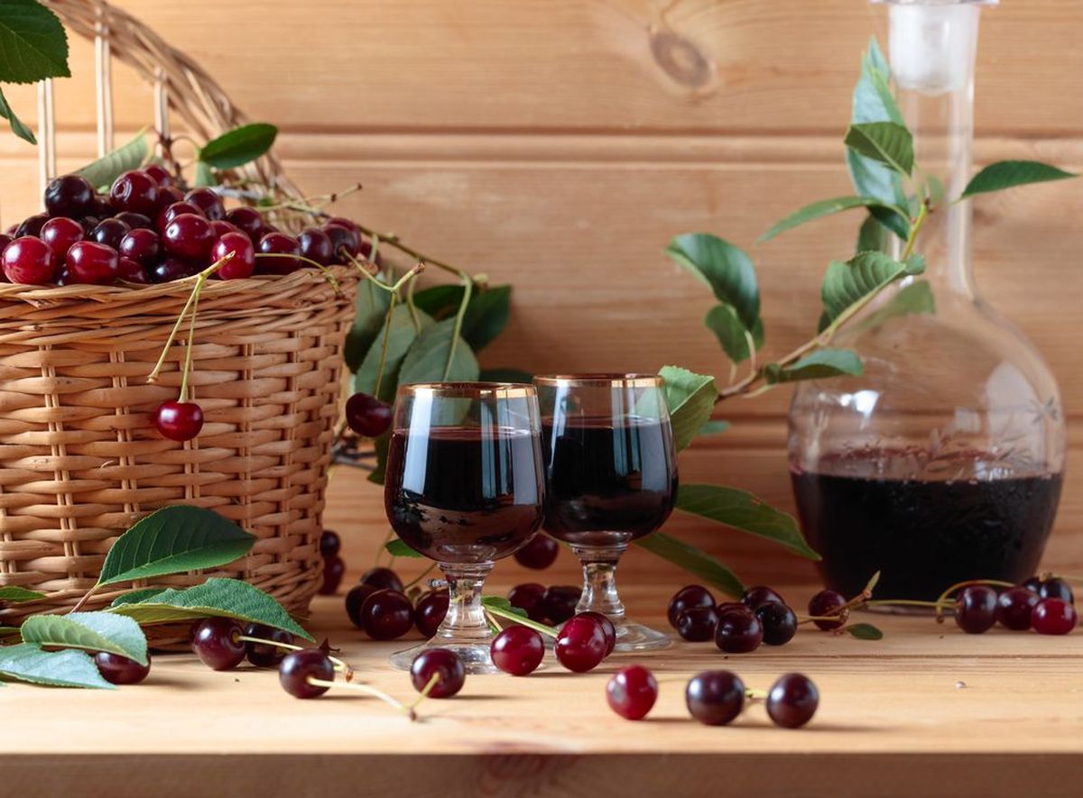 Спиртовые настойки на вишне с косточкой также могут быть опасны.