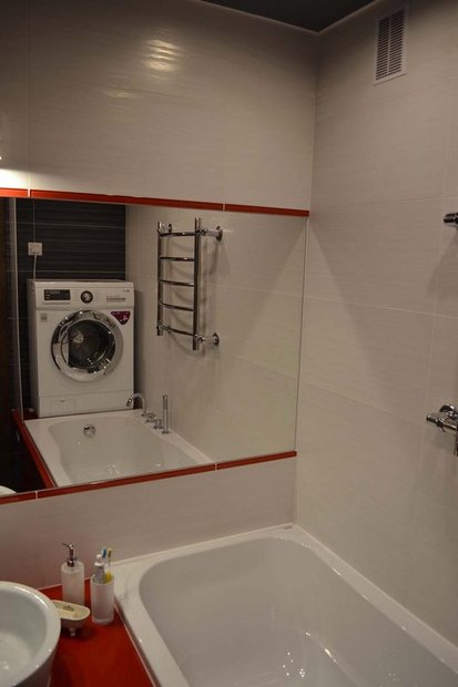 "Моя ванная": стиральную машину поставили выше ванны, освободив место для корзины с бельем интерьер и дизайн,личный опыт,ремонт и строительство