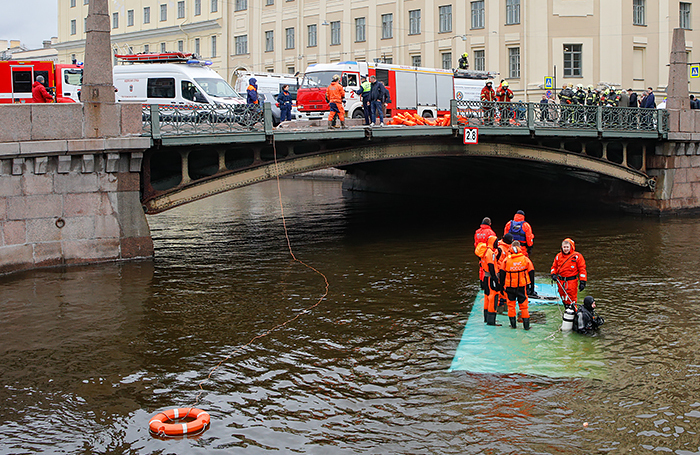 Автобус в Петербурге упал в реку
