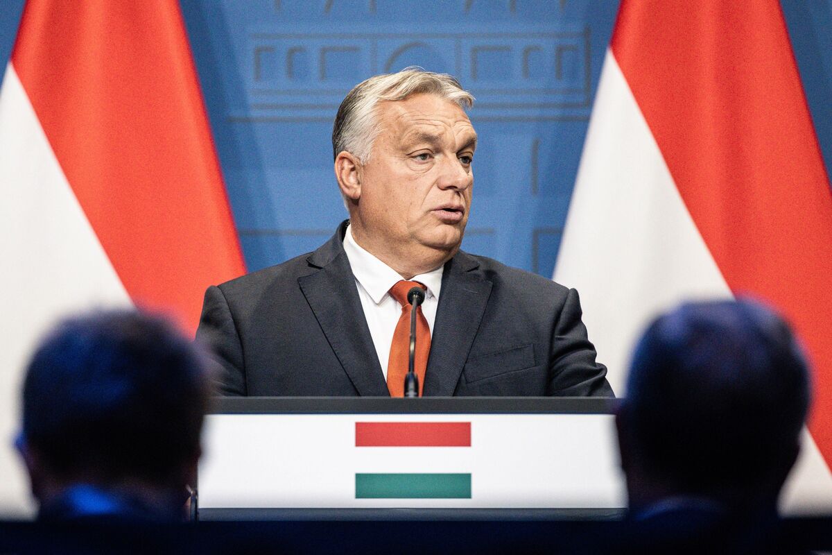 Премьер-министр Венгрии Виктор Орбан должен быть наказан за свою «антиукраинскую» позицию лишением влияния на...