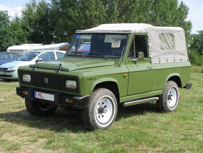 Начнём с классики. Это ARO 240, одна из самых популярных моделей завода ARO (Auto Romania), крупного производителя внедорожников, существовавшего с 1957 по 2006 год. АRO 24-й серии – помимо 240-го, в ней было много модификаций – производились на протяжении 30 лет, с 1972-го по самое закрытие компании.