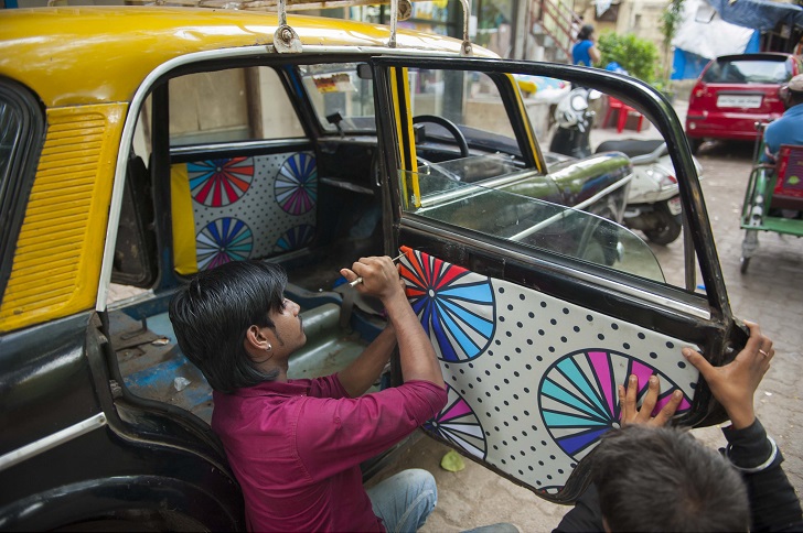 Такси в Мумбае таксисты, чтобы, Обычно, выигрывают, привлекает, своей, деятельности, молодых, индийских, дизайнеров, ткани, компания, Компания, дизайнеры, демонстрирующие, талант, машина, определенно, отличается, других