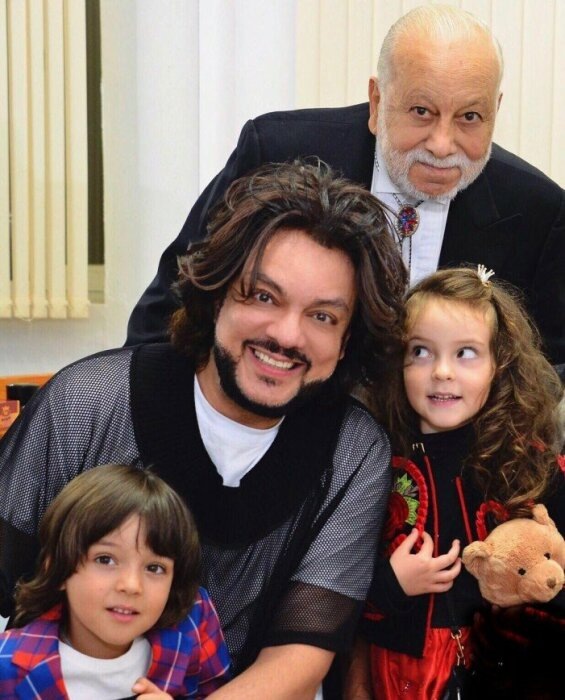  Филипп Киркоров с отцом и детьми. / Фото: www.nacion.ru