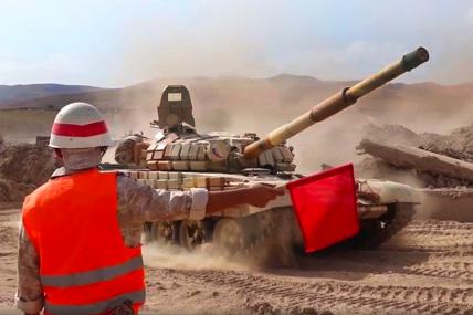 На фото: во время переброски танкистов российской 201-й военной базы на приграничный с Афганистаном полигон Харб-Майдон. Снимок с видео. 20 июля 2021 года
