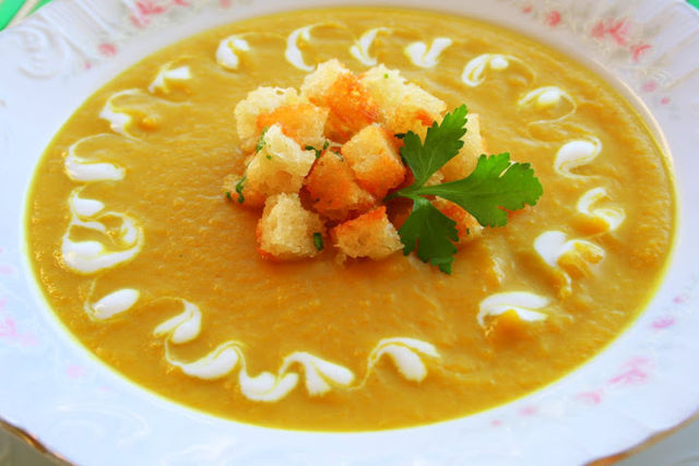 Куриный суп с сухариками и тыквой