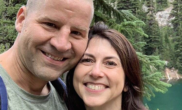 Бывшая жена основателя Amazon Джеффа Безоса вышла замуж за школьного учителя