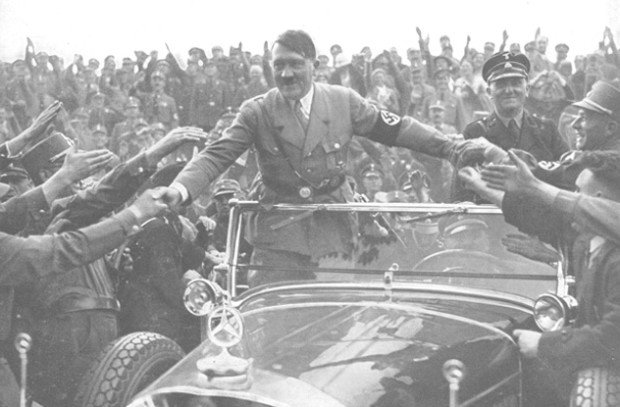 Гитлер приветствует сторонников из машины