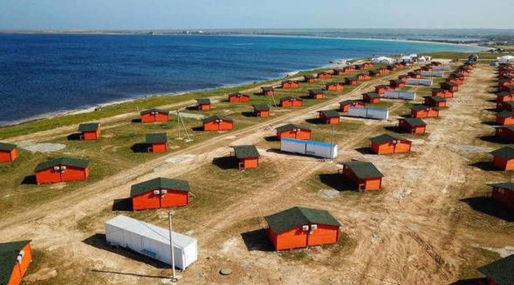 Это не лагерь беженцев в Европе. Это отдых в Крыму. 4000 рублей за ночь в бараке Крым,общество,отдых,россияне