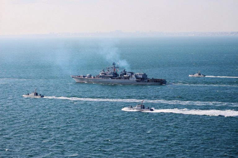 Российские пограничники одним сообщением развернули корвет НАТО